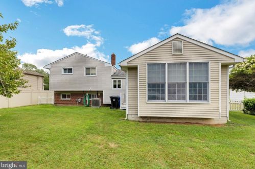 660 Sacramento Dr, West Deptford, NJ 08051-1316