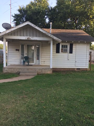 306 3rd St, Hennessey, OK 73742-1419