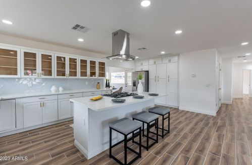 1121 Bethany Home Rd, Phoenix AZ  85014-2229 exterior