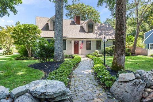 110 Mill Rd, Falmouth, MA 02540-2624