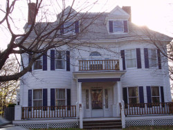 86 Washington St, Newton, MA 02458-2220