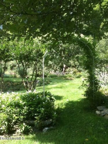 386 Oblong Rd, Williamstown MA 01267-3039 exterior