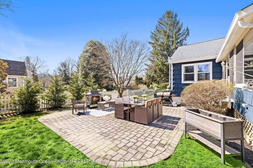 450 Branch Ave, Little Silver NJ  07739-1111 exterior