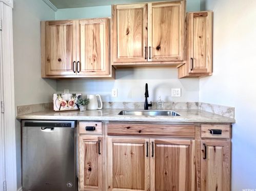 10227 Zinnia Way, Sandy UT 84094-4459 exterior