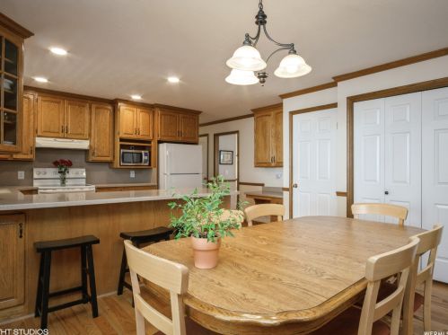 1587 Edgecliff Dr, Sandy UT 84092-4309 exterior