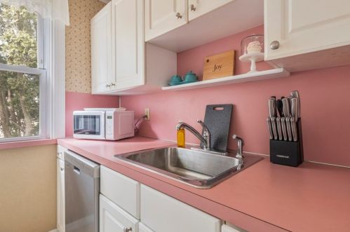 10 Burke St, Fall River MA 02720-6903 exterior