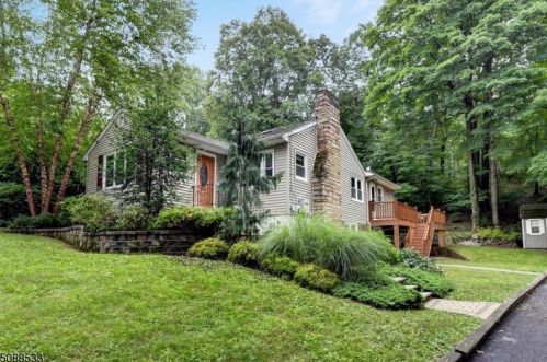 10 Longview Ln, Skyline Lakes, NJ 07456-2925