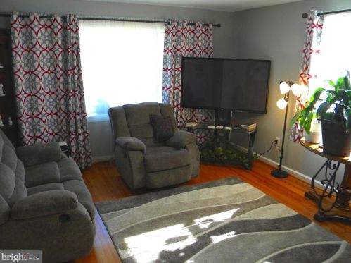 60 Holly Dr, West Deptford NJ  08096-3317 exterior