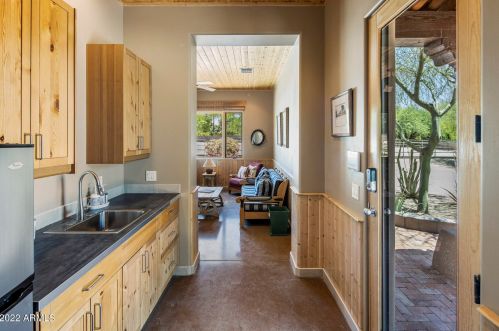 2020 Bethany Home Rd, Phoenix AZ 85014-2434 exterior