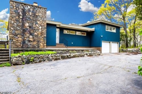 21 Skyview Rd, Skyline Lakes, NJ 07456-1306