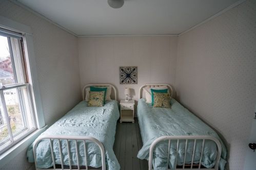 77 Mcclellan St, Amherst MA 01002-2012 exterior