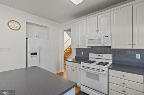 13 Equestrian Dr, Burlington NJ 08016-3065 exterior