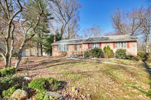 19 Walker Dr, Skyline Lakes, NJ 07456-1802