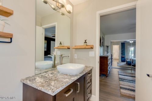 725 Country Gables Dr, Phoenix AZ 85053-4528 exterior