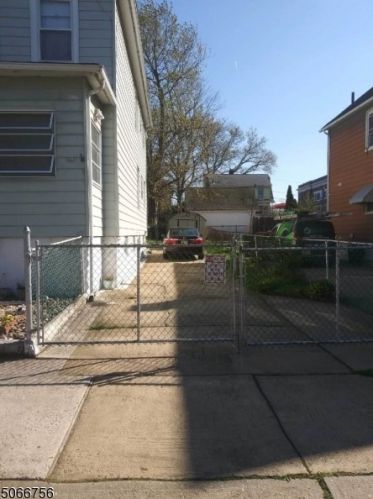47 Grant Ave, Carteret, NJ 07008-3105