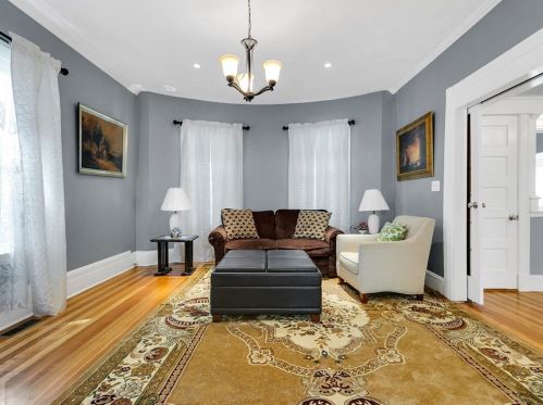 6 Rowe St, Newton MA 02466-1596 exterior