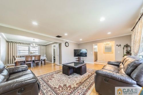 7 Lexington Ave, Carteret, NJ 07008-2305