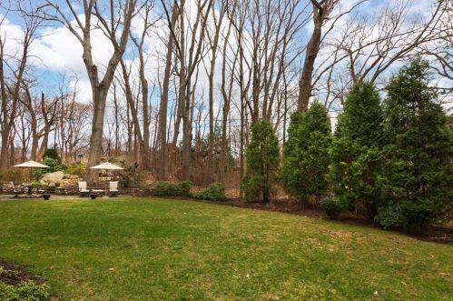 568 Furnace Brk Pkwy, Quincy MA 02169-2303 exterior