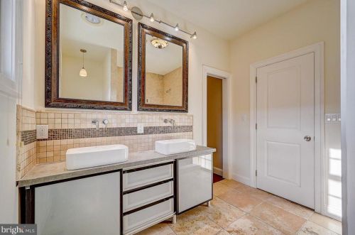 985 6th St, Philadelphia PA  19123-1405 exterior