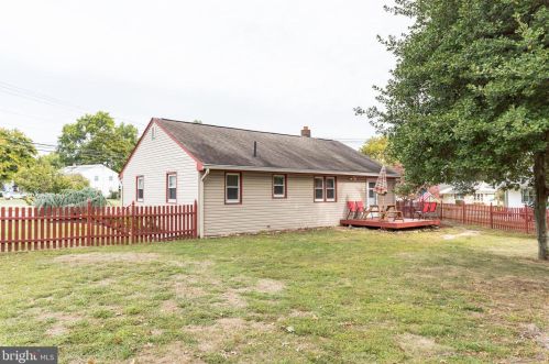 100 Holly Dr, West Deptford NJ 08096-3320 exterior