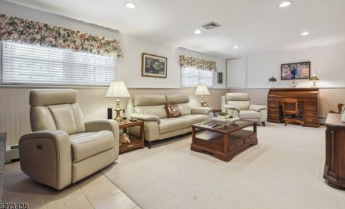 47 Ronald Dr, East Hanover NJ  07936-1420 exterior