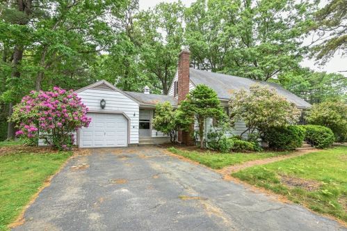 35 Old Post Rd, Walpole, MA 02032-1417