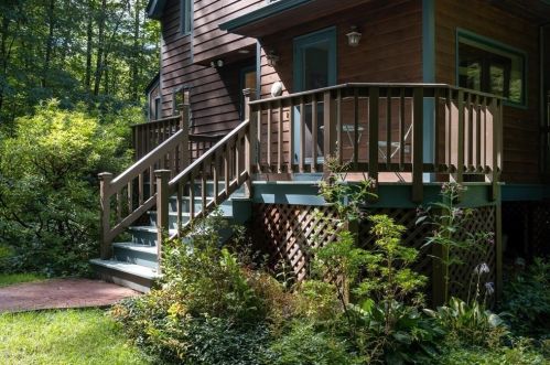 40 Kettle Hill Rd, Amherst, MA 01002-9522