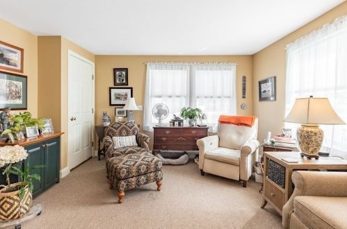 24 High St, Rockport, MA 01966-1656