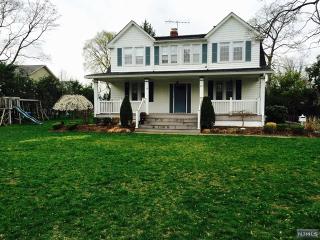 40 Rector Ct, Bergenfield NJ  07621-4118 exterior