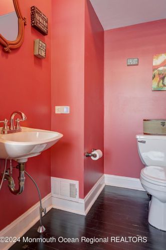 215 Silverside Ave, Little Silver NJ 07739-1713 exterior