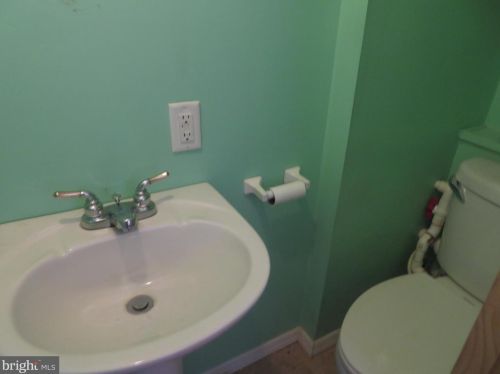 1201 Simpson Ave, West Deptford NJ 08063-1133 exterior