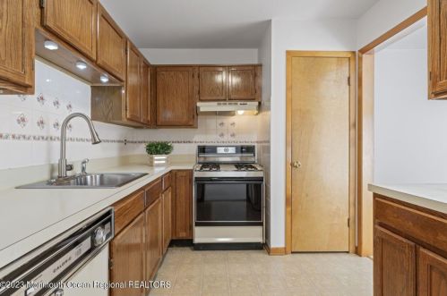 73 Wigwam Ln, Tinton Falls NJ 07724-3176 exterior