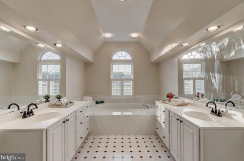 6920 Mystic Wood Way, Columbia MD 21044-4914 exterior