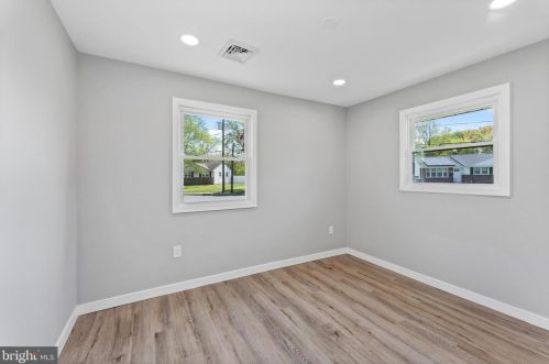 300 May Ave, West Deptford NJ 08096-1167 exterior