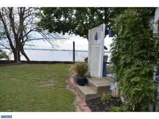 89 River Dr, Pennsville, NJ 08070-1607