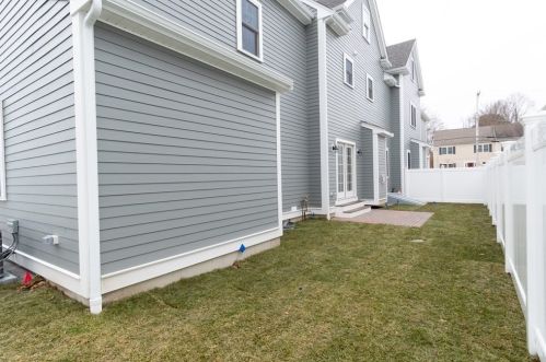 27 Oak St, Needham MA 02492-2130 exterior