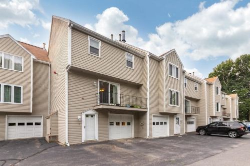 395 Donohue Rd, Dracut MA 01826-6400 exterior