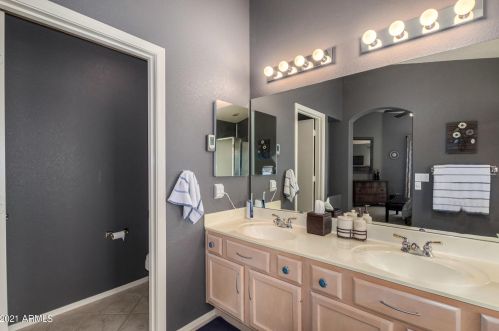 16011 18 Dr, Phoenix AZ 85045-1774 exterior