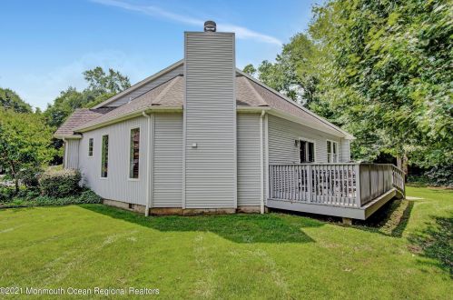 8 Hickory Ln, Little Silver NJ  07739-1245 exterior