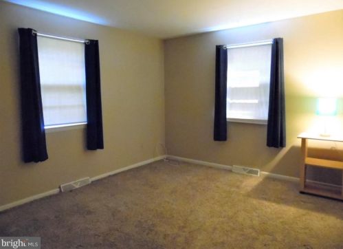 8 Parkview Cir, West Deptford NJ exterior