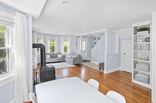 34 Thurston Rd, Newton MA 02464-1244 exterior