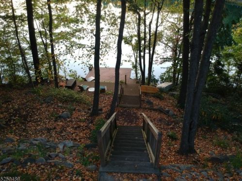 125 Upper Lakeview Ave, Skyline Lakes NJ  07456-2831 exterior