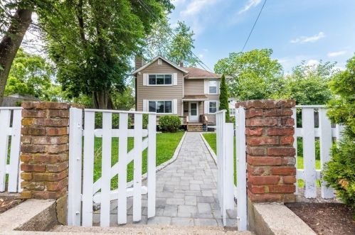 21 Bayard St, Dedham, MA 02026-6904