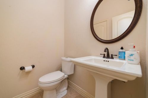 8605 Lindenwood Ln, Irving TX  75063-3917 exterior