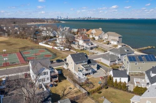 12 Narragansett Rd, Quincy MA 02169-2453 exterior