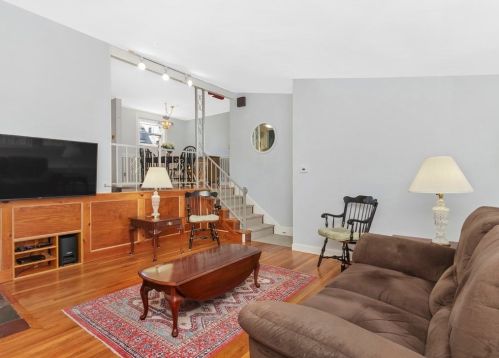 366 Sprague St, Dedham MA 02026-5242 exterior