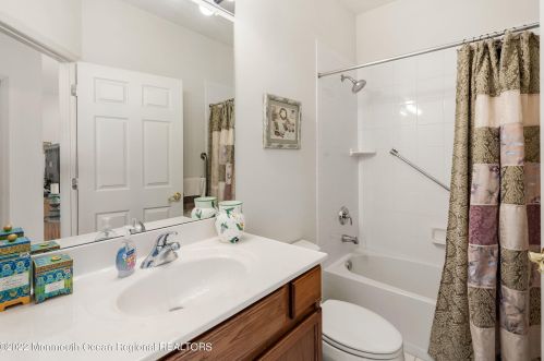 9 Fernwood Dr, Tinton Falls NJ 07712-8713 exterior