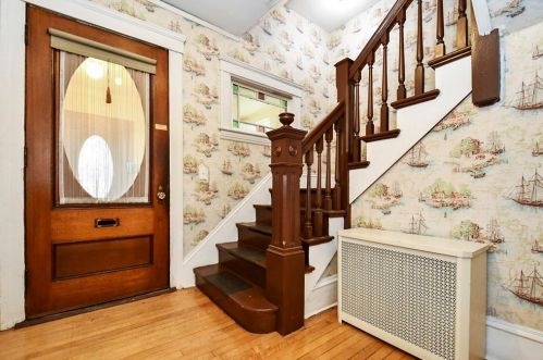 8 Hartshorn Ave, Worcester, MA 01602-2904