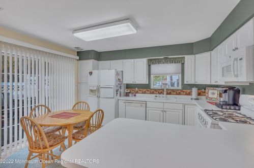 11 Charles Ct, Tinton Falls NJ 07712-7941 exterior