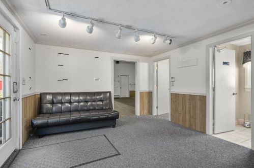 1062 Taunton Ave, Seekonk MA 02771-3111 exterior